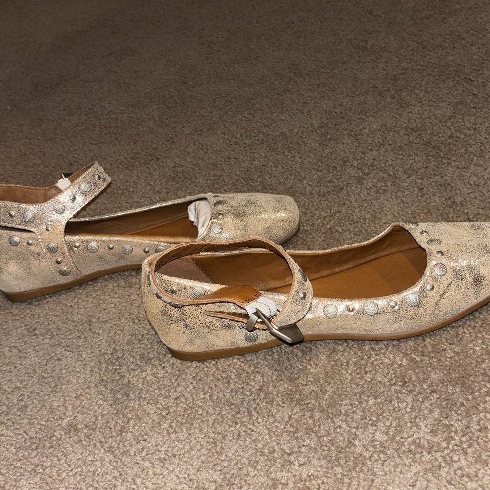 Free People Silver and Tan Flats - Picture 5 of 5